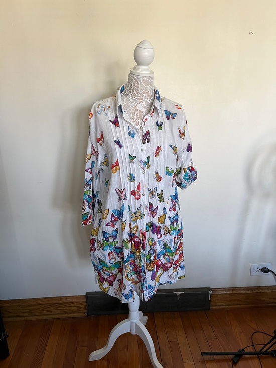 clori di mare Dresses & Skirts - Colori di Mare White Button-Front Tunic with Butterfly Accent